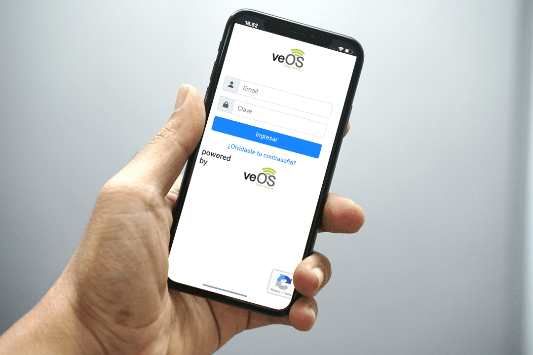 Mano sosteniendo un móvil con la Webapp de veOS en pantalla